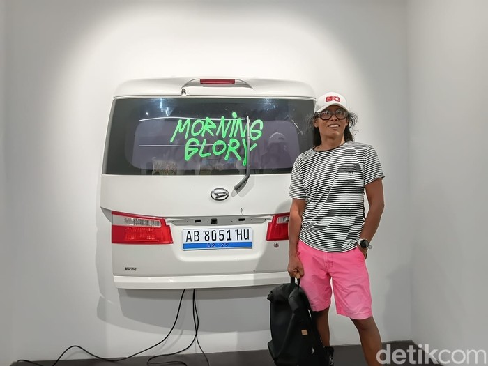 Seniman Eddie Prabandono berpose di depan karya terbarunya Morning Glory yang dipajang di pameran seni Continuum sebagai perayaan 25 tahun Cans Gallery.