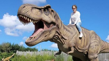 Menunggangi T-Rex. Foto: Boredpanda