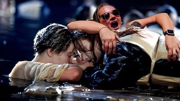 Dipadukan dengan film Titanic. Foto: Boredpanda