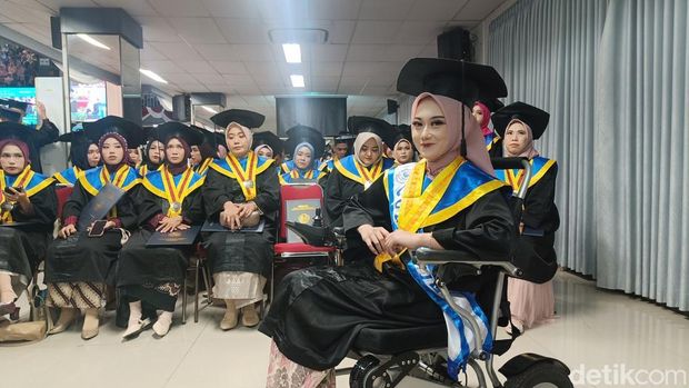 Eprisa Novi Rahmawati, mahasiswi disabilitas yang lulus dengan predikat cumlaude dan menggelar pameran lukis tunggal di Auditorium Universitas Muhammadiyah Purwokerto, Sabtu (20/9/2025).
