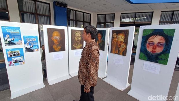 Eprisa Novi Rahmawati, mahasiswi disabilitas yang lulus dengan predikat cumlaude dan menggelar pameran lukis tunggal di Auditorium Universitas Muhammadiyah Purwokerto, Sabtu (20/9/2025).