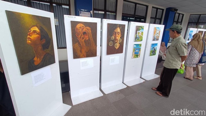 Eprisa Novi Rahmawati, mahasiswi disabilitas yang lulus dengan predikat cumlaude dan menggelar pameran lukis tunggal di Auditorium Universitas Muhammadiyah Purwokerto, Sabtu (20/9/2025).
