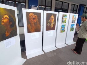 Lulus Cumlaude, Mahasiswi Difabel Purwokerto Rayakan Lewat Pameran Lukisan