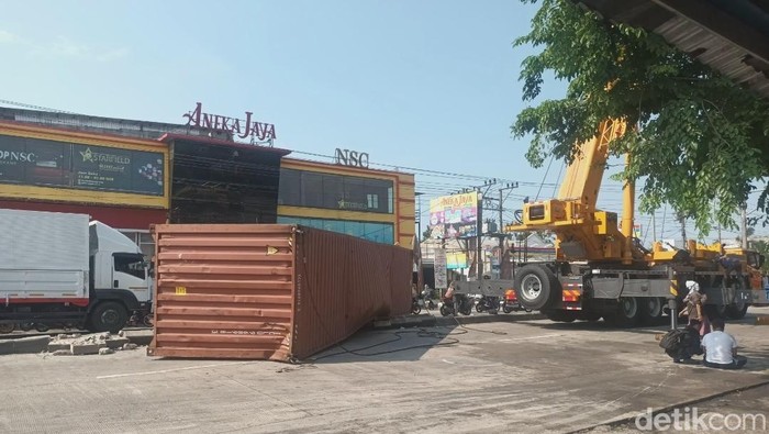 Evakuasi truk kecelakaan di jalur arteri Semarang-Kendal, Sabtu (20/9/2025).