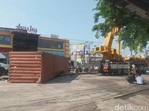 Laka Truk Trailer Vs Truk Gandeng di Jalur Semarang-Kendal, Lalu Lintas Macet