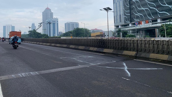 Kondisi jalan flyover Pancoran arah Kuningan, Jakarta Selatan (Jaksel), Sabtu (20/9/2025). Jalan berlubang sudah ditutup oleh petugas.