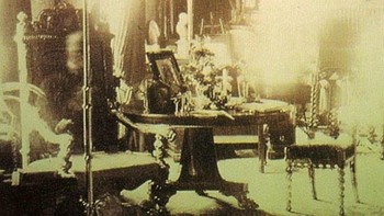 Foto ini sangat bersejarah dan langka. Foto ini diambil di Perpustakaan Abbey oleh Sybell Corbet, yang meninggalkan kamera selama 1 jam di ruangan kosong yang tampak di foto tersebut. Lalu semua karyawan memberikan penghormatan terakhir kepada Lord Combermere. Kemudian ketika membuka plat tersebut, ia melihat gambar transparan seorang pria duduk di kursi berlengan, yang merupakan kursi kesayangan mendiang Lord. Para staf mengklaim bahwa pria dalam foto tersebut tampak seperti mendiang Viscount ke-2, meskipun ada sebagian besar skeptis yang percaya bahwa kamera menangkap seorang pelayan yang masuk ke ruangan dan duduk sebentar di kursi. Foto: Fixphoto