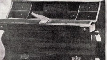 Fotografer Montague Cooper memotret mejanya di studio. Hasilnya pun mengejutkan, karena teradapat sebuah tangan tanpa tubuh menyentuh meja. Ketika itu ia meyakinkan bahwa tidak ada seorang pun yang datang ke meja saat kamera sedang bekerja, dan tidak ada cermin atau reflektor di studio. Foto: Fixphoto