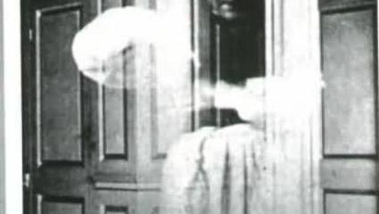Kamera Ini Berhasil Rekam Sosok Misterius yang Bikin Merinding