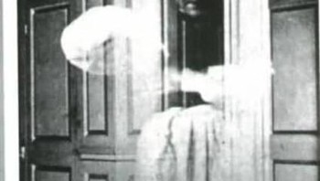 Seorang fotografer, S. Palmer, memiliki misi untuk memotret sosok hantu. Lalu dirinya mengajak seorang perwira militer bersamanya dan mereka menghabiskan beberapa jam di tempat itu tanpa menyadari adanya gangguan. Namun tiba-tiba, sekitar pukul 02.45 dini hari, mereka melihat cahaya aneh di sebuah ruangan. Palmer mengambil kameranya dan memotret area tersebut dengan flash. Setelah film dicetak, ia melihat sosok yang sangat dikenalnya di sana. Foto: Fixphoto