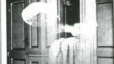 Kamera Ini Berhasil Rekam Sosok Misterius yang Bikin Merinding