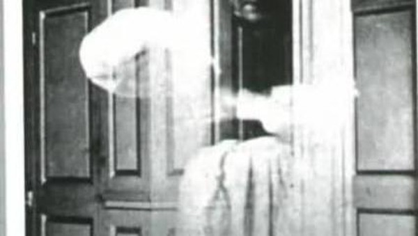 Kamera Ini Berhasil Rekam Sosok Misterius yang Bikin Merinding