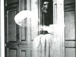 Kamera Ini Berhasil Rekam Sosok Misterius yang Bikin Merinding