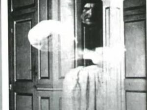 Kamera Ini Berhasil Rekam Sosok Misterius yang Bikin Merinding