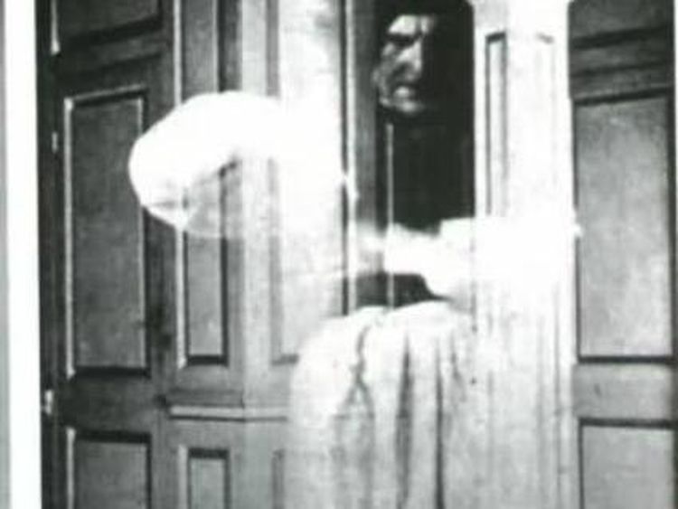 Kamera Ini Berhasil Rekam Sosok Misterius yang Bikin Merinding