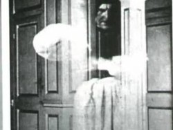 Kamera Ini Berhasil Rekam Sosok Misterius yang Bikin Merinding