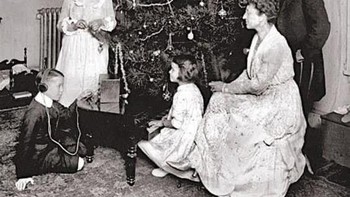 Orang-orang dalam foto ini di antaranya Newton D. Baker, Menteri Perang AS, beserta istri dan anak-anaknya. Proses pemotretan membutuhkan pembuatan negatif kaca, yang seringkali mengalami reaksi kimia antara kaca dengan lingkungan, yang akhirnya mengakibatkan penurunan kualitas foto. Itulah sebabnya banyak orang percaya bahwa hantu dalam foto ini muncul karena beberapa masalah pada negatif kaca. Menurut kalian gimana? Foto: Fixphoto