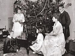 Kamera Ini Berhasil Rekam Sosok Misterius yang Bikin Merinding