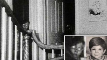 Kisah yang melatarbelakangi foto ini yang cukup mengerikan. Pada November 1974, Ronald DeFeo Junior, yang saat itu berusia 23 tahun menembak mati orang tua dan empat saudara kandungnya di rumahnya sendiri. Dua tahun kemudian, seorang fotografer profesional, Gene Campbell, bermalam di rumah ini dan mengambil banyak foto. Pada tahun 1979, pemilik rumah menunjukkan foto-foto yang diambil oleh fotografer tersebut kepada dunia. Salah satunya dengan jelas menunjukkan hantu John DeFeo kecil, salah satu anak yang terbunuh di rumah tersebut. Foto: Fixphoto