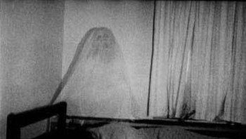 Foto ini cukup terkenal. Banyak yang menanggap kalau sosok yang tertangkap kamera adalah hantu asli. Namun, foto ini telah diunggah ke situs web yang berisi foto-foto hantu palsu yang diambil oleh pengunjung, sehingga keasliannya masih menjadi pertanyaan. Foto: Fixphoto