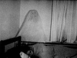 Kamera Ini Berhasil Rekam Sosok Misterius yang Bikin Merinding