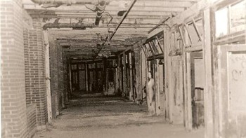 Di Louisville, Kentucky terdapat sebuah rumah sakit tuberkulosis yang terbengkalai. Seperti yang terliha di foto, ada sosok misterius seperti seorang perempuan yang tajam melihat ke arah kamera. Ada yang bilang sosok tersebut mirip dengan Mary Lee, seorang perawat yang gantung diri saat mengetahui dirinya hamil oleh seorang dokter, yang setelah mengetahui kehamilannya, tidak mau mengakui bahwa dialah ayah dari anak yang belum lahir itu. Foto: Fixphoto