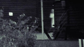 Seorang fotografer, Neil Sandback, berhasil merekam sebuah sosok misterius di Hertfordshire, Inggris, pada 2008. Setelah melihat hasil jepretannya, dirinya terkejut melihat sosok yang dikiranya hantu anak laki-laki yang sedang mengintip mengenakan baju putih. Foto: Fix Photo