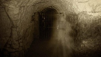 Sosok misterius tertangkap kamere di Gua Api Neraka di Buckinghamshire, Inggris Foto: Fix Photo