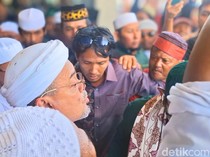 Habib Rizieq Disambut Selawat di Pelabuhan Tarakan, Massa Berdesakan