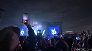 Muse menggelar konser di Pantai Carnaval, Cancol pada Jumat malam (19/9/2025). DetikINET berkesempatan nonton di Kat 2A yang jaraknya cukup jauh dari panggung. Ini hasil kamera 1x. Foto: Adi Fida Rahman/detikINET
