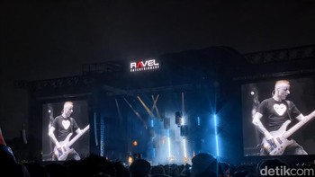 Kendati jauh dari panggung, kami dapat mengabdikan aksi Matthew Ballamy, Christopher Wolstenholme dan Dominic Howard di atas panggung menggunakan Huawei Pura 80 Ultra. Ini hasil zoom 2x. Foto: Adi Fida Rahman/detikINET