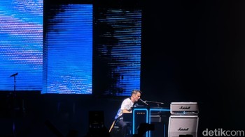 Matthew Bellamy memainkan piaono terlihat jelas menggunakan zoom 30x. Foto: Adi Fida Rahman/detikINET
