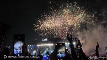 Saat Pura 80 Ultra mengabadikan pesta kembang api jelang akhir konser. Foto: Adi Fida Rahman/detikINET