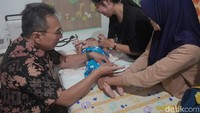 Ya, jadi memang salah satu kegiatan pengabdian masyarakat kita ya, sebagai dokter anak juga ya, itu adalah mensupport program pemerintah dan lain-lain, ucap Ketua IDAI dr Piprim Basarah Yanuarso, SpA(K) ketika ditemui awak media, Sabtu (20/9/2025). (Foto: DetikHealth/Averus Al Kautsar)