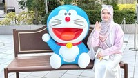 Inara Rusli merasa ingin balik ke masa kecil saat melihat Doraemon. Kamu lebih suka nonton kartunnya atau baca komiknya? Aku tim komik, tulisnya di Instagram dilihat pada Sabtu (20/9/2025). (Foto: dok Instagram mommy_starla)