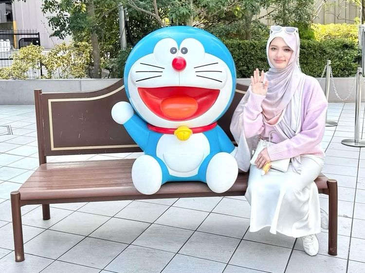 Inara Rusli Throwback Masa Kecil Foto Bareng Patung Doraemon-Gundam