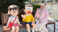 Inara Rusli berpenampilan kayak Sizuka dengan atasan pink. Alasan aku butuh mesin waktu adalah ini, tulisnya. (Foto: dok Instagram mommy_starla)