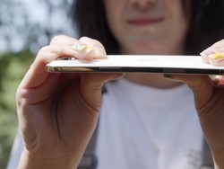 YouTuber Susah Payah Bengkokkan iPhone Air