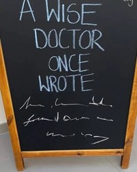 Memang deh, di tengah dunia yang sudah gila ini, kita harus pintar-pintar cari cara agar tetap waras. Salah satunya dengan menjaga keabsurdan.