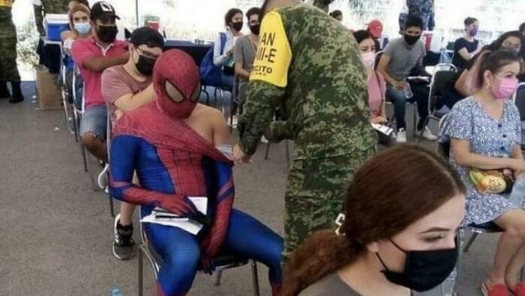 Memang deh, di tengah dunia yang sudah gila ini, kita harus pintar-pintar cari cara agar tetap waras. Salah satunya dengan menjaga keabsurdan.