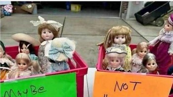 Jual boneka antik, boks satunya isi boneka yang tidak berhantu. Yang satunya... bisa jadi. Foto: Brent_Fox via Bored Panda
