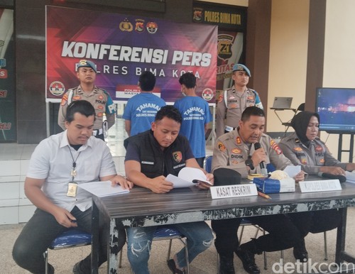 Kapolres Bima Kota, AKBP Didik Putra Kuncoro memimpin konferensi pers kasus pembakaran kantor Inspektorat Kabupaten Bima di Mapolres Bima Kota, Sabtu, (20/9/2025) sore. (Dok. Rafiin/detikBali)