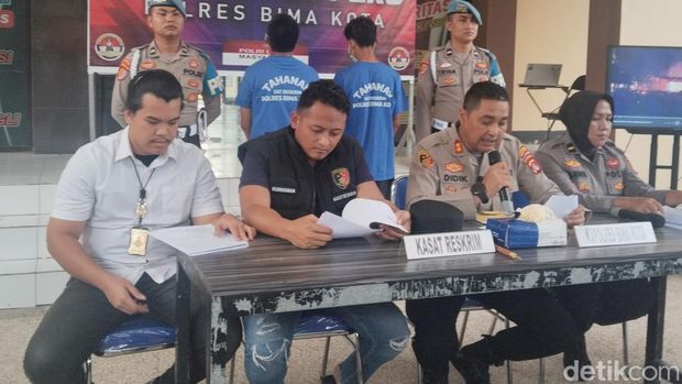 Kapolres Bima Kota, AKBP Didik Putra Kuncoro memimpin konferensi pers kasus pembakaran kantor Inspektorat Kabupaten Bima di Mapolres Bima Kota, Sabtu, (20/9/2025) sore. (Dok. Rafiin/detikBali)