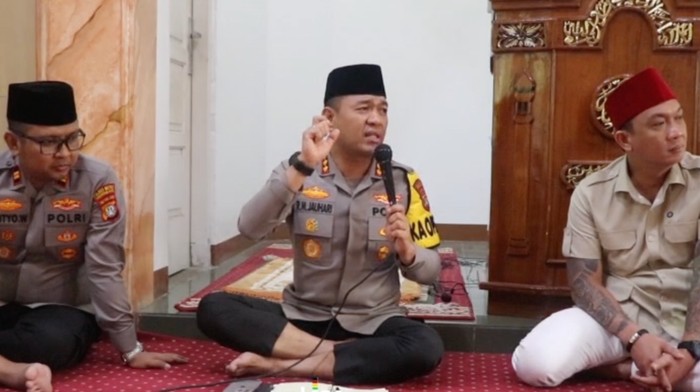 Kapolres Metro Tangerang Kota Kombes M Jauhari menggelar Jumat Curhat.