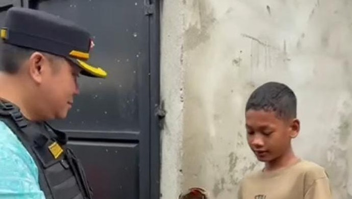 Kasat Pol PP Palembang Herison menegur anak bermain layang-layang di sekitar jembatan Musi VI Palembang