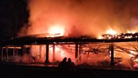 Kebakaran melanda salah satu bangunan di Hotel Manohara yang berada di kompleks Candi Borobudur, Sabtu (20/9/2025) dini hari. Foto: Dok Damkar Magelang