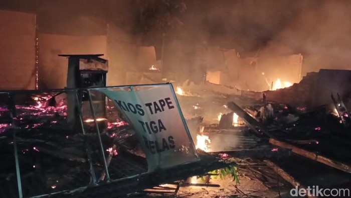 Kebakaran puluhan kios di jalan non tol Jakarta-Bandung, Bungursari, Purwakarta