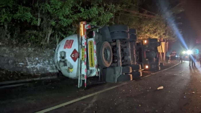 Kecelakaan lalu lintas truk tangki gas di  Kalurahan Nglanggeran, Kapanewon Patuk, Kabupaten Gunungkidul, Sabtu (20/9/2025).