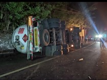 Truk Tangki Muatan Gas Terguling di Patuk Gunungkidul, 1 Orang Tewas