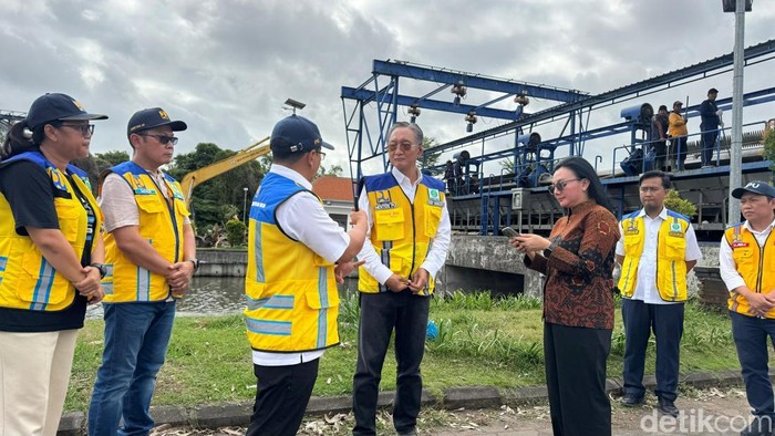 Kementrian Pekerjaan umum saat menilik Bendungan Muara Tukad Badung, Sabtu (20/9/2025) (Fabiola Dianira)